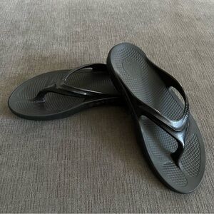 Womens OOFOS Black FlipFlops Size 10